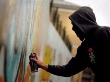 В Днепре задержали студента, который рисовал на стенах рекламу наркотиков