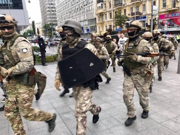"Прямой" захватили ВСУ с автоматами: украинцы в бешенстве от произошедшего на канале Порошенко