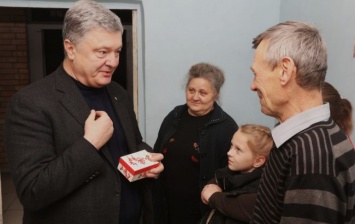 Команда Порошенко подарила дом семье из Марьинки
