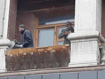 Все ради балкона: в городе снова испортили фасад памятника архитектуры (видео)
