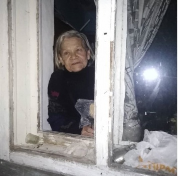 В Запорожском районе беспомощная пенсионер сидит в закрытом доме без условий для жизни