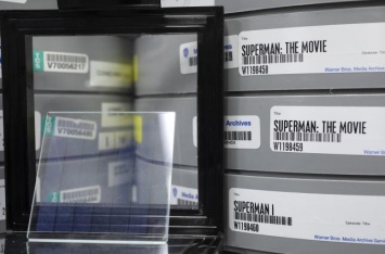 В Microsoft записали фильм "Супермен" на кусочек стекла