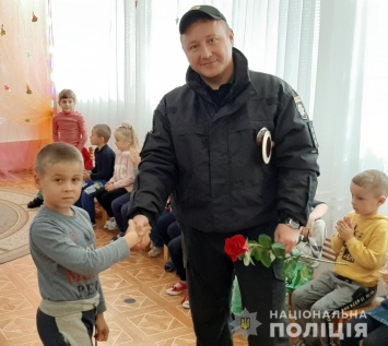 В Мелитополе полицейские пришли к дошколятам (фото)