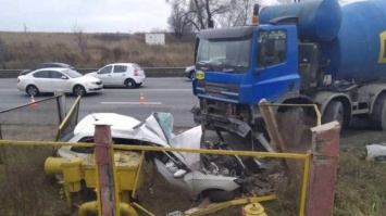 "Еще такая молодая": в Киеве бетономешалка раздавила авто