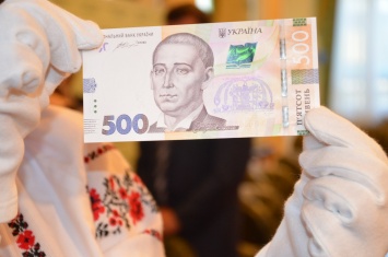 Украинцам все чаще стали сбрасывать фальшивые деньги: в полиции рассказали, как отличить подделку