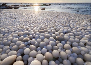 Еще одна загадка природы: пляж на острове покрылся странными ледяными шариками. Фото