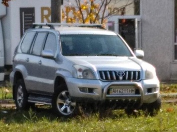 Внедорожник на газоне - в Бердянске ищут автохама