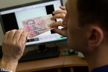 В Украину хлынули потоки фальшивых денег: эксперты рассказали, как распознать подделку