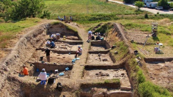 Археологи нашли в Болгарии медный сосуд с человеческим лицом