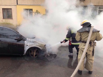 В Каменском на проспекте Победы сгорел Nissan