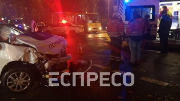 В Киеве полицейское авто протаранило такси с ребенком в салоне