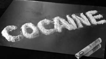 Берег Франции третью неделю подряд засыпает чистым кокаином