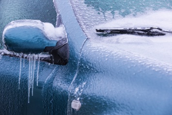 Как освободить авто от оков льда: эксперты назвали самый действенный способ
