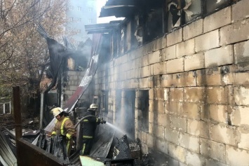 В Харькове горел жилой дом: 81-летний пенсионер едва не погиб, - ФОТО