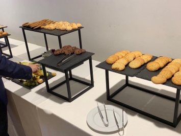 На съезде "Слуги народа" столы ломятся от пирожков и ананасов. Фото партийного фуршета