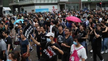 Полиция Гонконга применила боевое оружие против демонстрантов