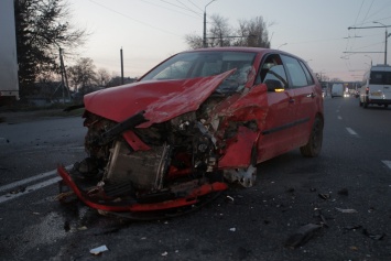 В Днепре на Марии Лисиченко столкнулись Volkswagen и ГАЗель: пострадал мужчина