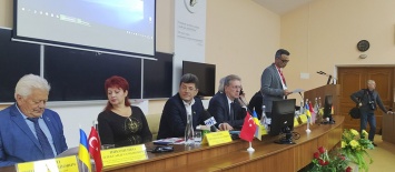 Запорожский медуниверситет провел масштабную конференцию с участием турецких врачей. Ее открыл мэр города