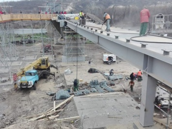 Ремонт моста в Станице Луганской: смогут ли по нему ездить машины? А танки боевиков?