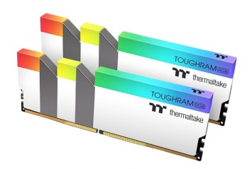 Память Thermaltake Toughram RGB DDR4 теперь есть и в белом цвете