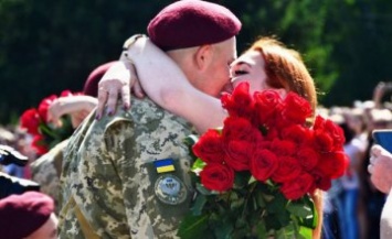 На Днепропетровщине 19-летний нацгвардеец во время военной присяги сделал предложение 18-летней возлюбленной