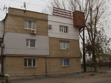 В Бердянске хозяин незаконной надстройки угрожает жителям дома