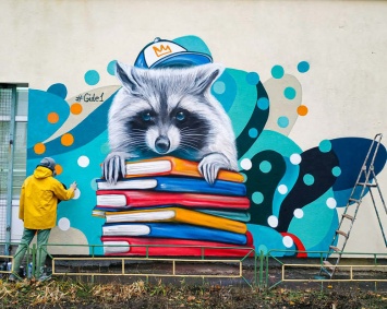 Стену одной из школ на Оболони в Киеве украсили красочным муралом - ФОТО
