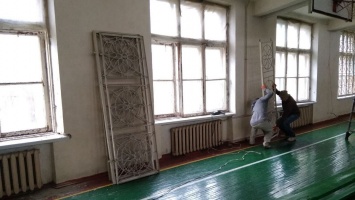 В Никополе в СК "Трубник" меняют окна и решетки за 165 000 гривен