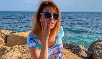 Российская певица Наталья Штурм поделилась очень откровенными фото с отдыха на пляже, где она позировала топлес