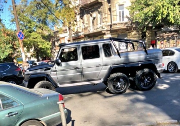 «Конец эпохи бедности»: по Одессе разъезжает дорогущий Mercedes-вездеход