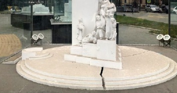 В Харькове треснуло основание памятника-миниатюры Т.Шевченко