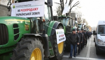 Под Радой - два "земельных" митинга, фермеры пригнали тракторы