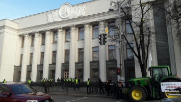 Украинцы штурмуют Раду из-за земельной реформы: фото