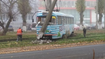 Трамвай сошел с рельсов и врезался в столб