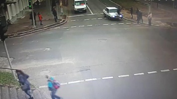 В центре Днепра женщина выбежала из маршрутки под колеса ВАЗа