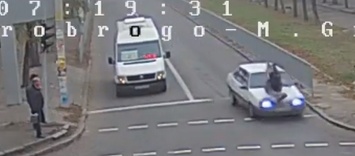 В Днепре машина на полном ходу сбила женщину: момент аварии (Видео)