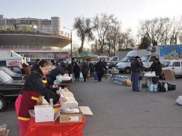 Грязь, мусор и опасные продукты: в городе хотят запретить стихийную торговлю на площади у цирка