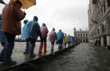 Венецию затопило: уровень воды достиг 1,27 метра