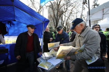 Украинцы штурмуют Верховную Раду, уже стянули технику: кадры