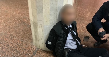 "Я не наркоман": Стало известно, в кого стрелял молодой полицейский в метро Харькова