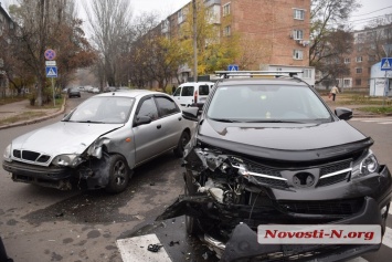 На перекрестке в Николаеве столкнулись Toyota и Daewoo