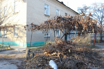 Дворники сваливают мусор во дворе многоквартирного дома