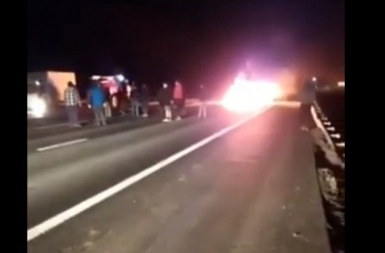 В ужасной аварии погибли звезды КВН: автомобиль врезался в грузовик и загорелся. ВИДЕО