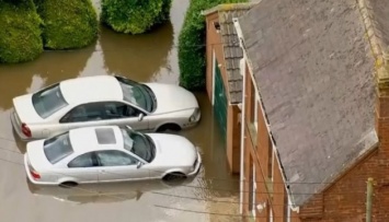Джонсона просят объявить чрезвычайное положение из-за наводнения в Британии