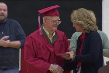 Учиться никогда не поздно: ветеран войны получил школьный аттестат в 95 лет