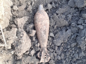 В Верхнеднепровском районе волонтеры во время раскопок нашли старый снаряд