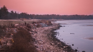Особый взгляд: как лиловые облака окутали загадочное Киевское море на рассвете