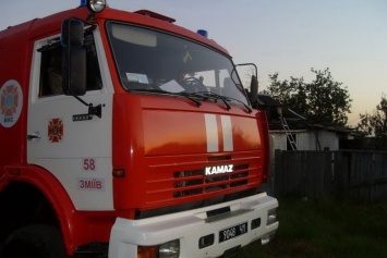 На Харьковщине загорелся жилой дом: пожарные спасли потерявшего сознание мужчину, - ФОТО