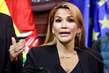 Лидер оппозиции в Сенате Боливии стала временным президентом страны