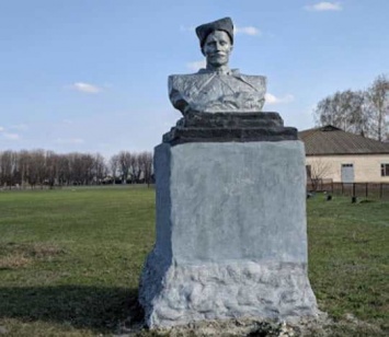 В Харьковской области снесли памятник (фото)